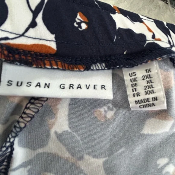Susan Graver Navy and Gold Floral Capris - Picture 4 of 5